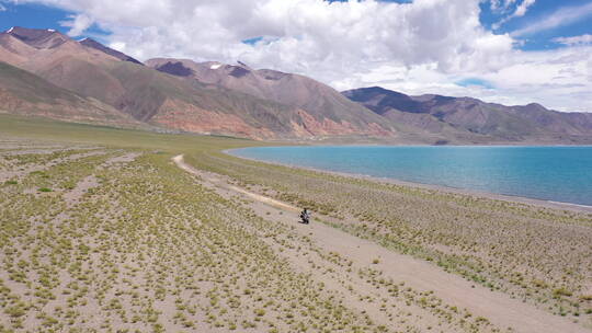 西藏阿里一错再措当惹雍错骑摩托车机车旅行