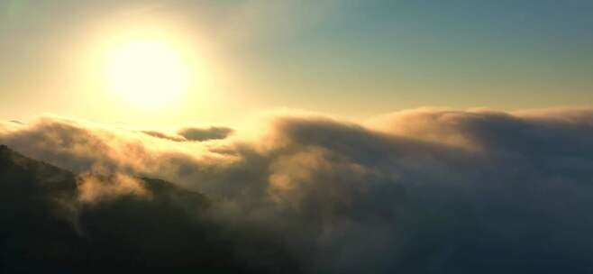 航拍云海翻滚云海日出山峰云雾迷雾大气