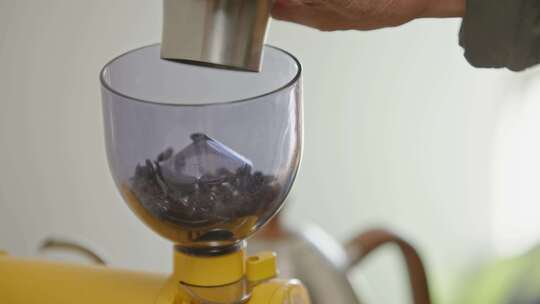 咖啡豆高处慢动作掉落在咖啡磨豆机上视频素材模板下载