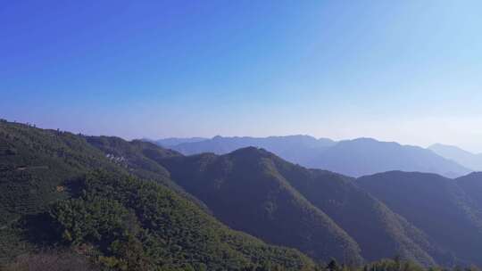 山顶俯视群山风景