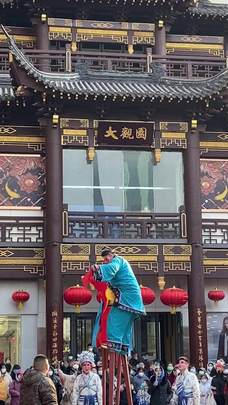 济南非物质文化遗产踩高跷民俗演艺闹元宵