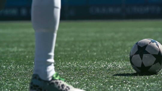 足球运动员在绿茵草地射门视频素材模板下载