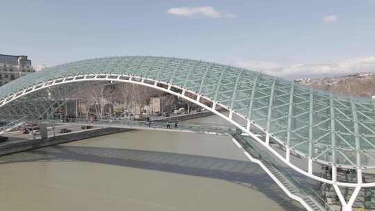 格鲁吉亚第比利斯——2021年4月2日：第比利斯市中央公园和和平之桥的鸟瞰图。