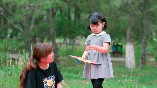 在公园草坪上玩耍的中国母女