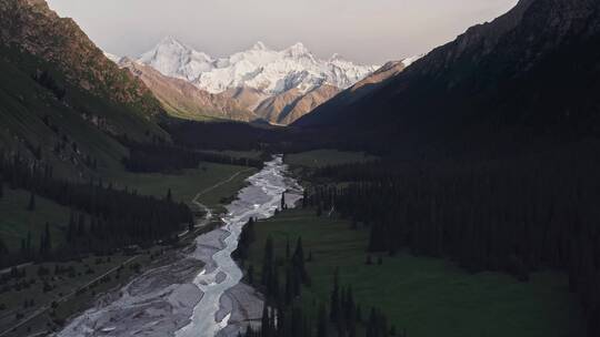 中国新疆伊犁夏特古道风景