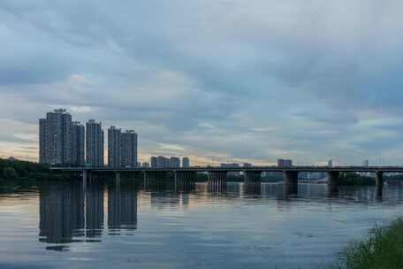 河流桥梁流云黄昏日转夜沈阳浑河胜利桥