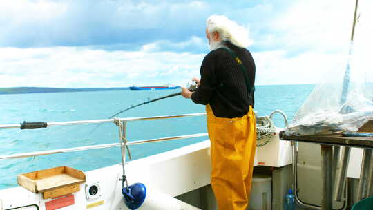 渔夫在船上钓鱼视频素材模板下载