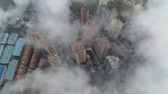 航拍雨雾下的城市