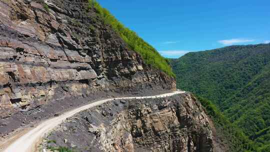 高加索山脉美丽而危险的道路Aerovid