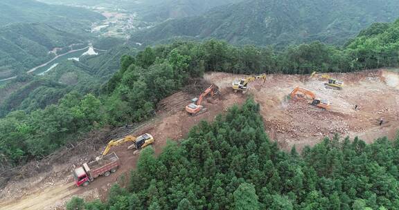 山区挖掘机施工修路风景