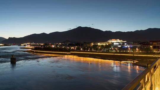 西藏 拉萨 布达拉宫 拉萨河 日转夜 夜景视频素材模板下载