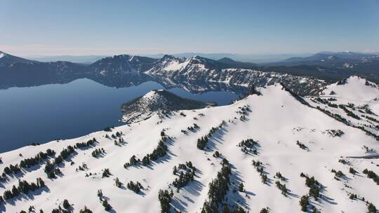 航拍积雪消融的高山湖泊