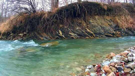 山涧河水在岩石流动