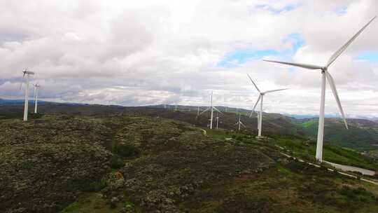 山上的风力涡轮机