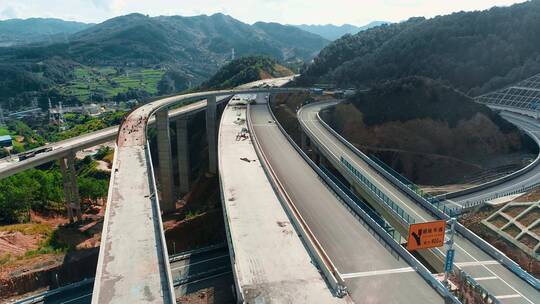 公路建设视频云南山区高速公路匝道建设工地