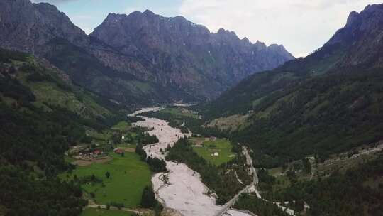 阿尔巴尼亚阿尔卑斯山令人难以置信的瓦尔博纳国家公园，瓦尔博纳河蜿蜒流经视频素材模板下载