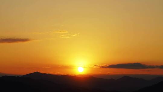 山上日落延时傍晚夕阳橙色天空阳光山峰太阳