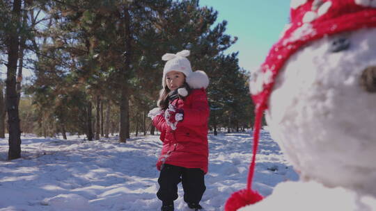 快乐儿童在雪地里打雪仗