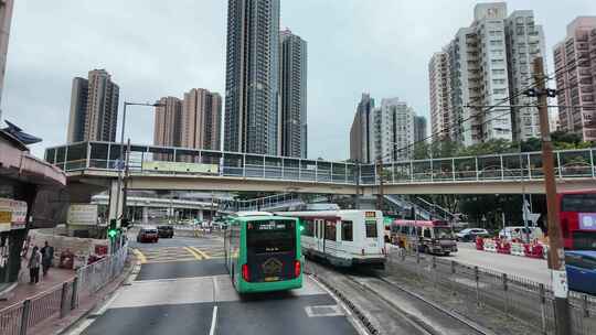 香港街头的车辆与高楼景象