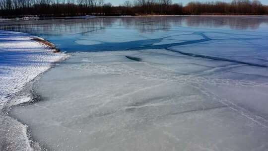 冬季结冰湖面自然风光