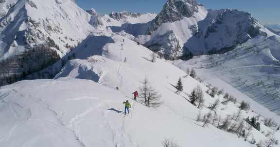 人们小心翼翼地沿着山脊滑雪