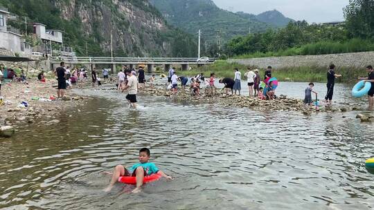 济南南部山区云河桥，野外山谷溪流玩水地