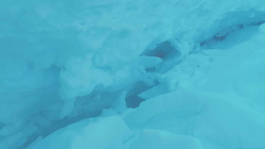 南极绿松石冰山中的蓝色冰洞裂缝视频素材模板下载