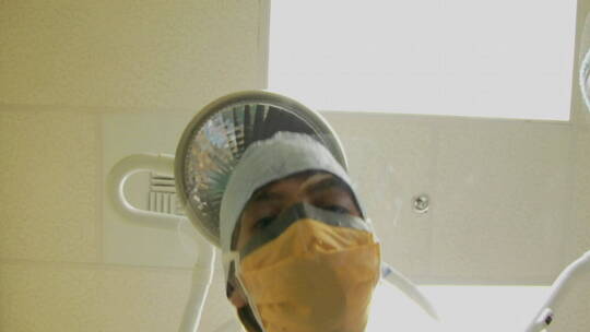 医生在手术室做手术