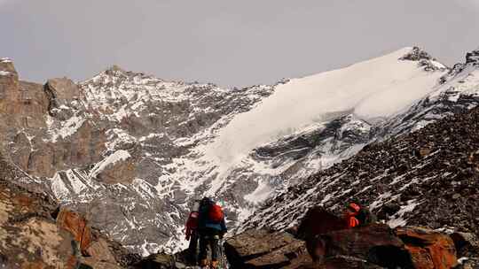 岷山山脉雪宝顶雪山下的登山者徒步进山