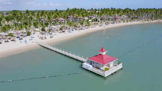美丽的凉亭在海洋的巴伊亚普林西比岛Grand La Romana酒店在多米尼加共和国