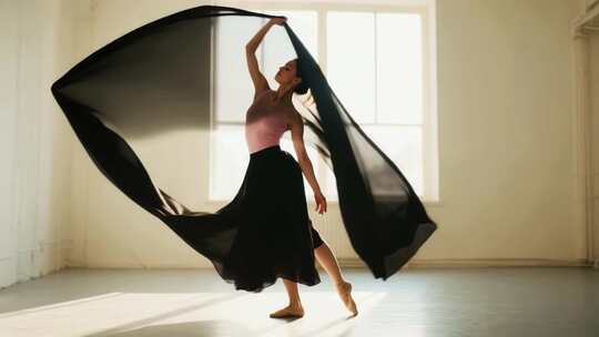 室内舞者舞动黑色绸带