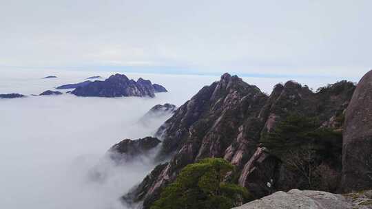 黄山云海缭绕的山峦景色