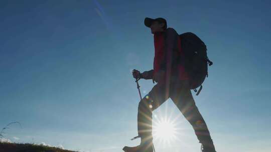 男人重装徒步登山户外运动