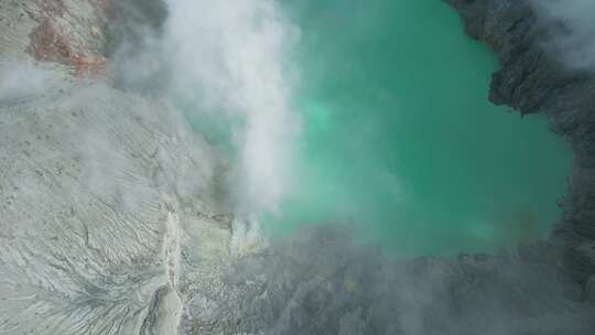 印尼东爪哇伊真火山口湖冒浓烟的硫磺矿