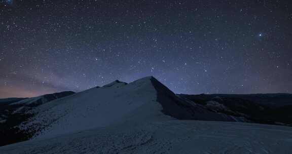 冬季阿尔卑斯山上空的星空银河星系