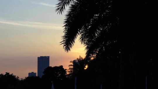 黄昏城市风景夜幕降临的城市剪影建筑风光