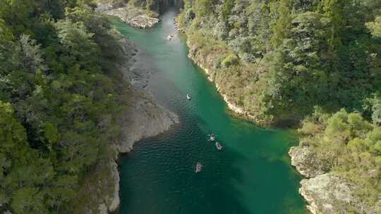 斯隆莫-独木舟旅游中的人们划桨美丽的原始清澈的蓝色佩鲁斯河，新西兰-艾瑞
