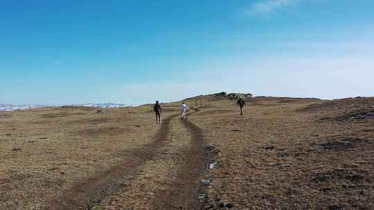 内蒙古红石崖下雪山