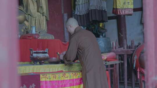 僧人寺庙烧香视频素材模板下载