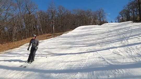 人们滑雪和单板滑雪