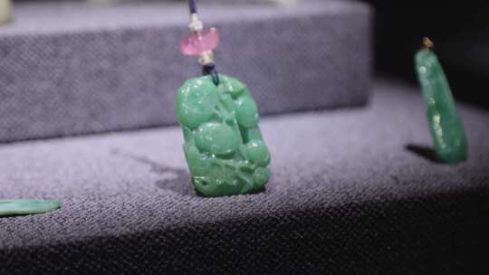翡翠玉雕挂件特写
