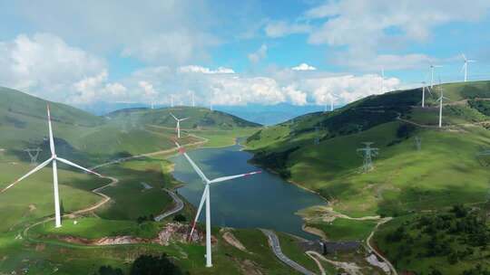 绿色山峦风力发电景观
