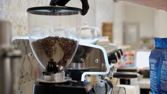 咖啡师将咖啡豆倒入研磨机视频素材模板下载