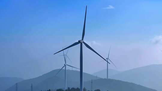 航拍山庄枣庄大山里云雾缭绕的风力发电机组