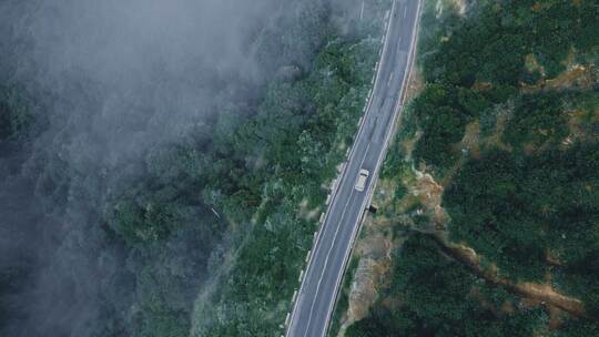 高速国道214公路山路汽车行驶航拍云雾缭绕