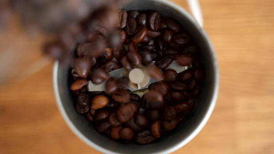 服务员在磨咖啡豆