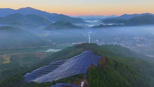 山上太阳能光伏板 太阳能发电站航拍