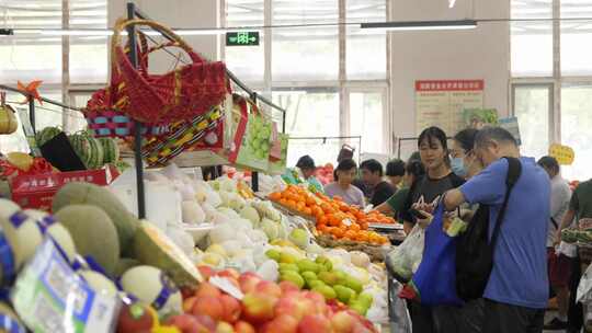 菜市场购买蔬菜水果的居民