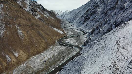 航拍新疆塔县帕米尔高原盘龙古道雪山公路