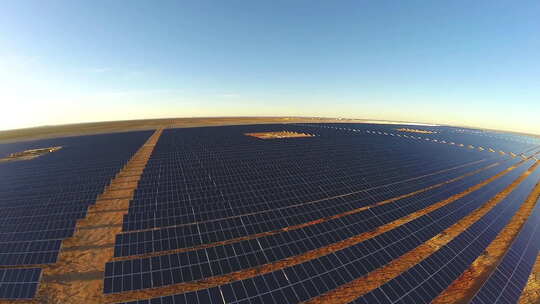 沙漠中的太阳能电池板安装